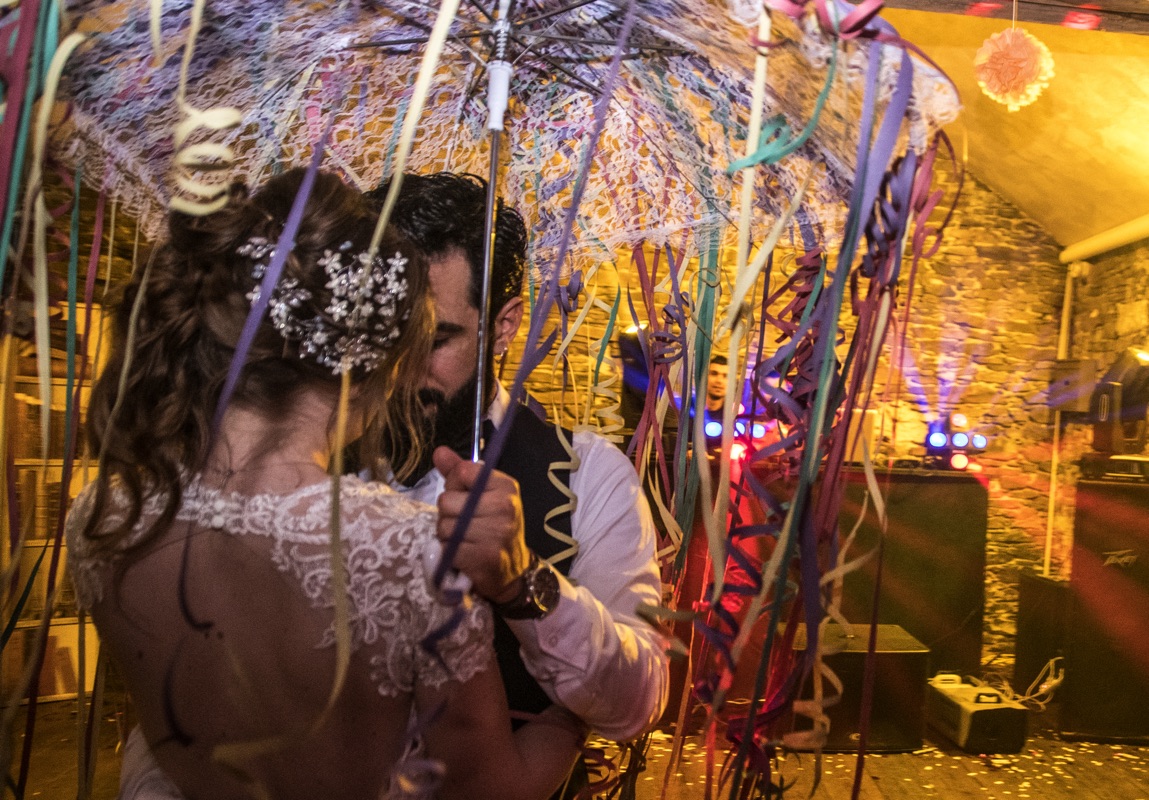 Danse du parapluie photographe mariage à Nantes